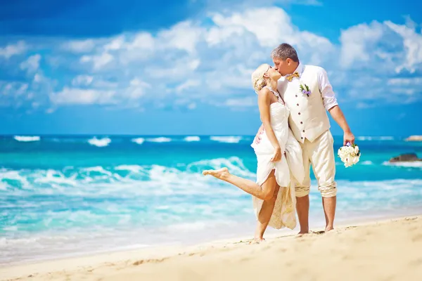 Hochzeit in bali - Braut und Bräutigam küssen Stockbild