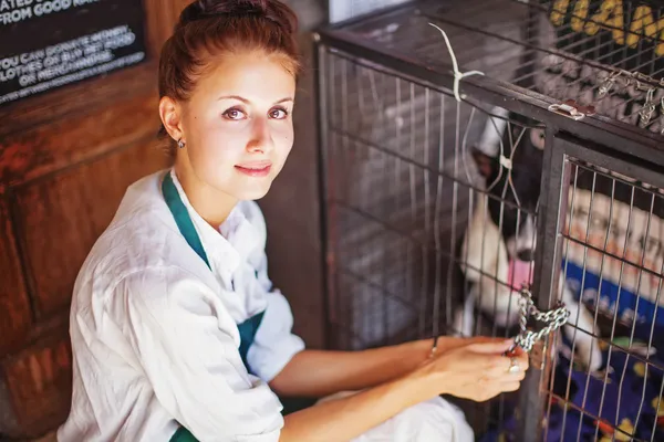 動物の避難所での女性 — ストック写真