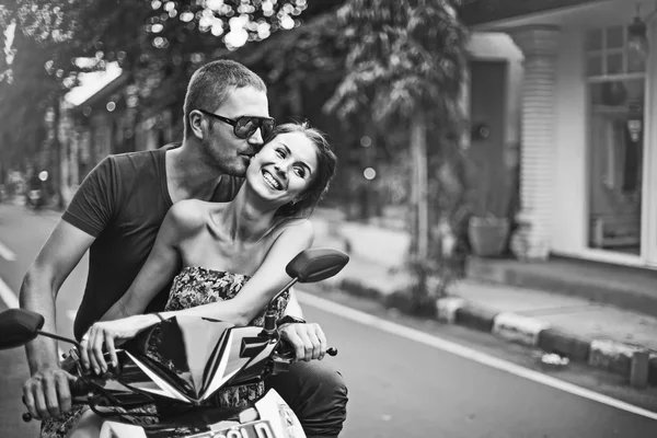 Casal na bicicleta — Fotografia de Stock