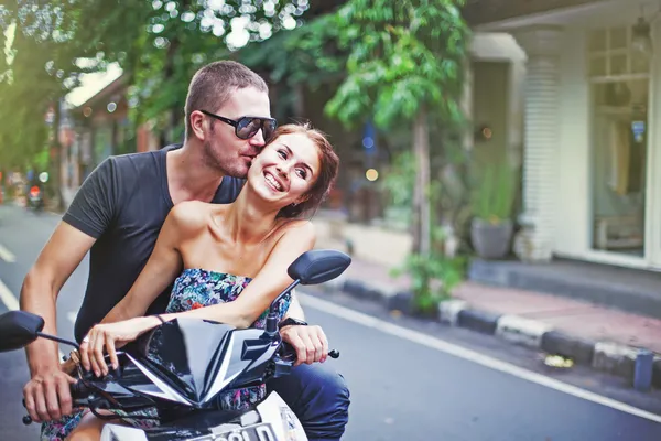 Koppel op de fiets — Stockfoto