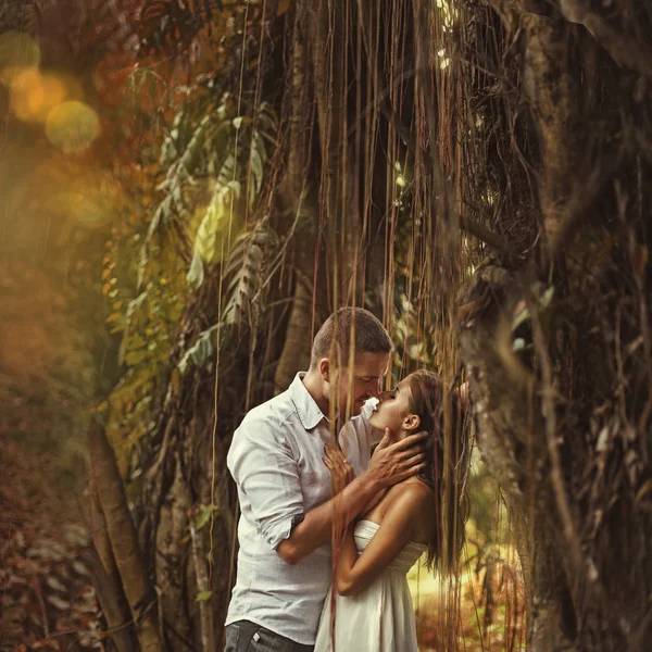 Casal beijo — Fotografia de Stock