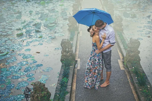 Pareja besándose bajo la lluvia — Foto de Stock