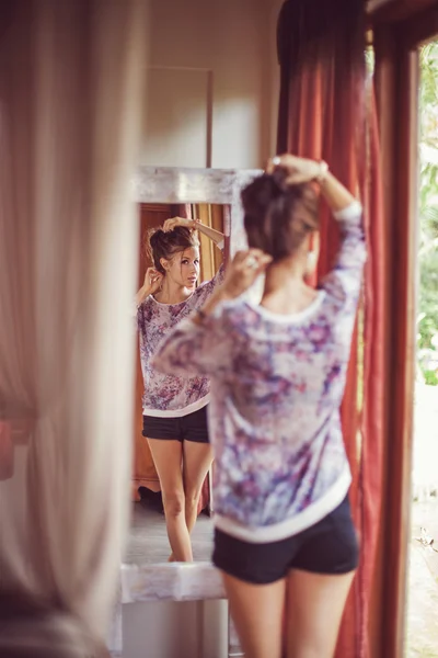 Woman at home near the mirror — Stock Photo, Image