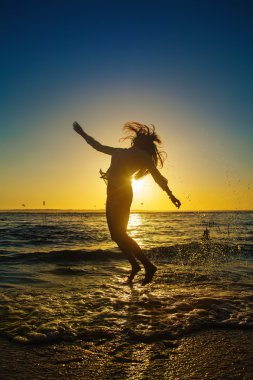 kadın silueti atlama