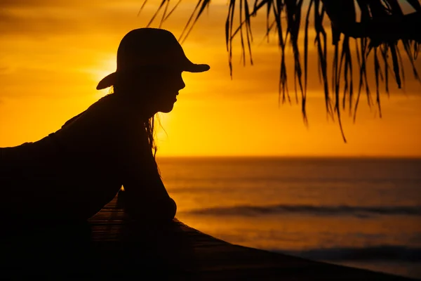 Γυναίκα στην παραλία στο ηλιοβασίλεμα — Φωτογραφία Αρχείου