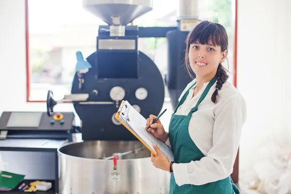 Vrouw die werkt op koffie fabriek — Stockfoto