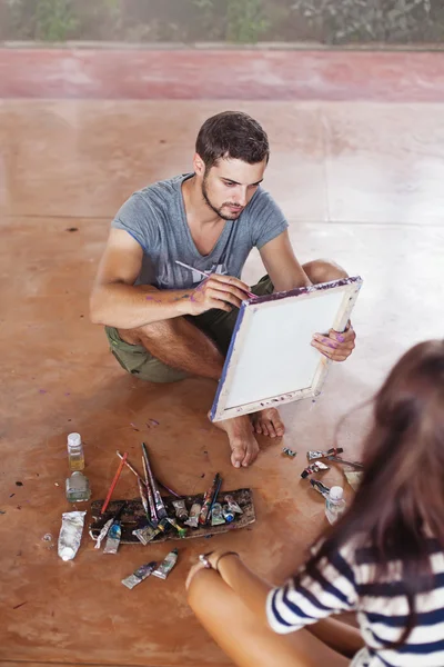 Painter drawing woman — Stock Photo, Image