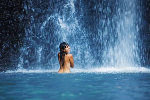Nackte Frau wäscht sich im Wasserfall — Stockfoto