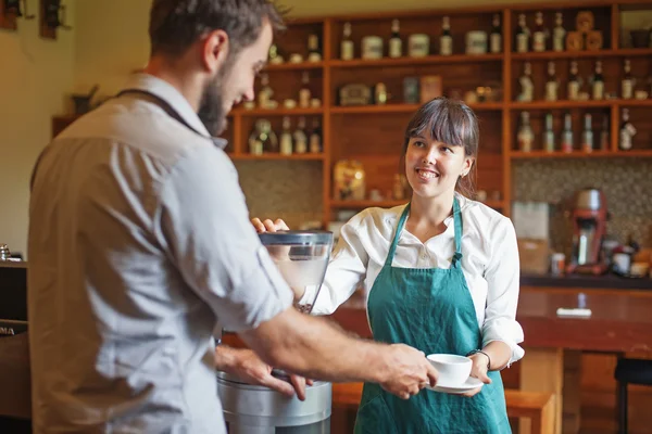 Kvinna att göra kaffe — Stockfoto