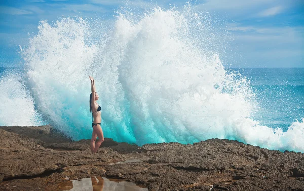 Jeune femme sur la plage — Photo