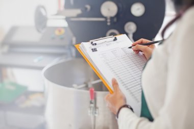 kahve fabrika üzerinde çalışan kadın
