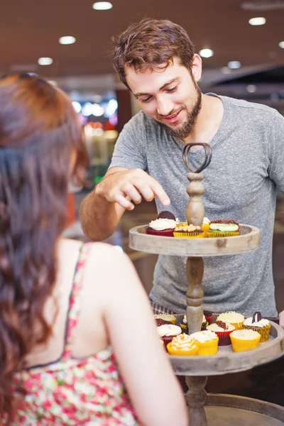 Cliente escolhendo cupcakes — Fotografia de Stock