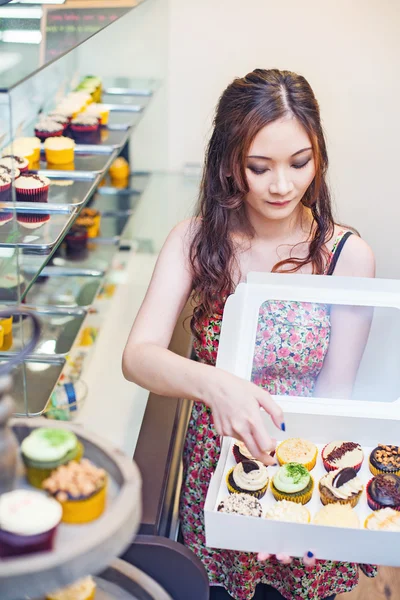 Pretty asian woman working at store — Stock Photo, Image