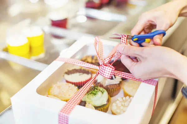 Packing cupcake as gift — Stock Photo, Image