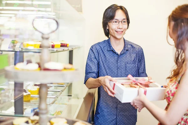 Frau erhält Geschenk — Stockfoto