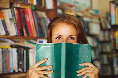 kadın yeşil kitap gizleme