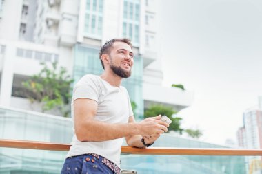 bir cep telefonu olan adam