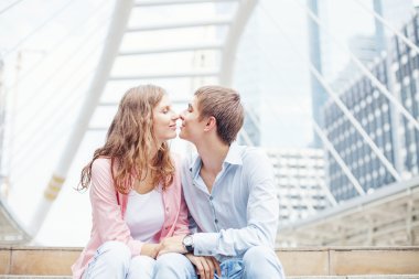 iki kişi sokakta öpüşme