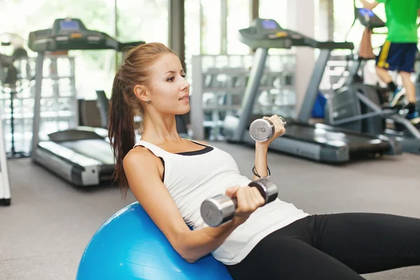 Frau im Fitnessstudio — Stockfoto