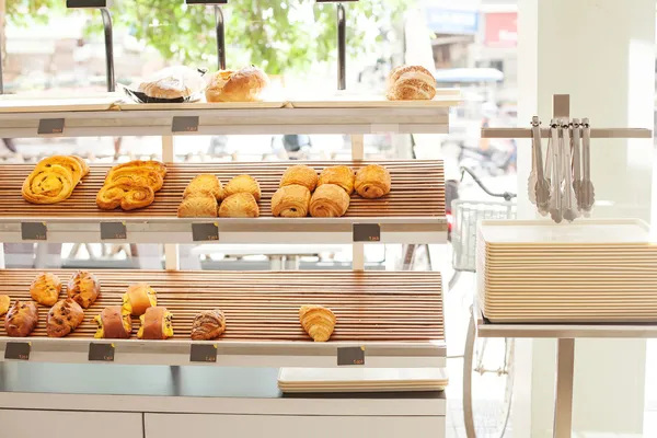 Intérieur lumineux de la boulangerie — Photo