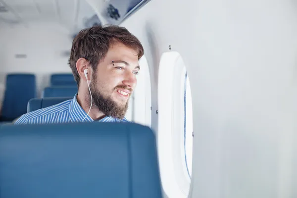 Hombre disfrutando de su viaje en avión —  Fotos de Stock