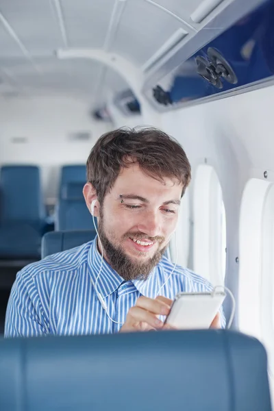 El hombre escucha música en el avión — Foto de Stock