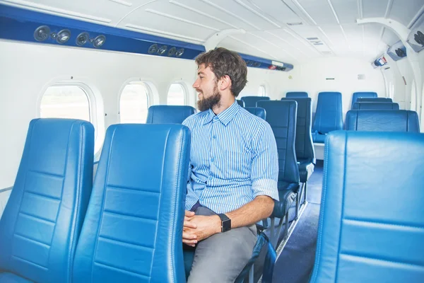 Hombre disfrutando de su viaje en avión — Foto de Stock