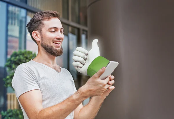 Mann bekommt "Gefällt mir" im Internet — Stockfoto