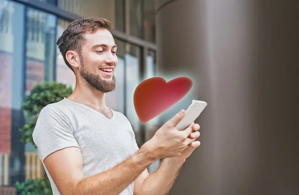 Homem com telefone celular em uma rua — Fotografia de Stock