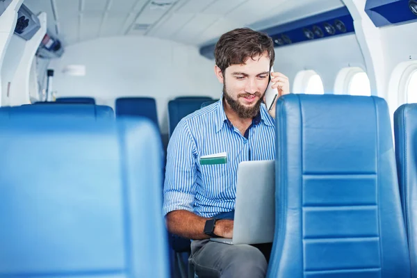 Uçak içinde laptop ile adam — Stok fotoğraf