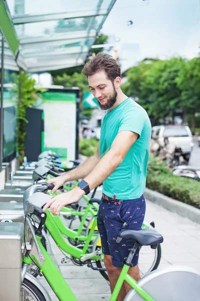 Homme prenant moto à louer — Photo