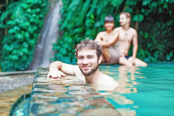 Pessoas na fonte quente — Fotografia de Stock