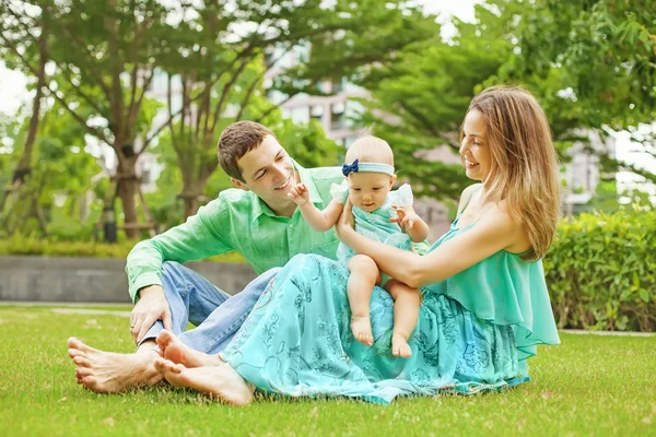 Familj med baby i park — Stockfoto