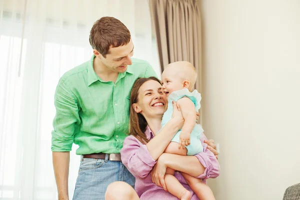Familjen leker med barnet — Stockfoto
