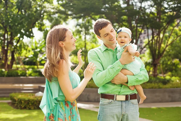 Familia divirtiéndose en un día soleado —  Fotos de Stock