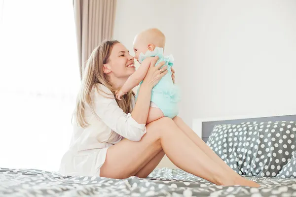 Moeder en baby bedrijf in slaapkamer — Stockfoto