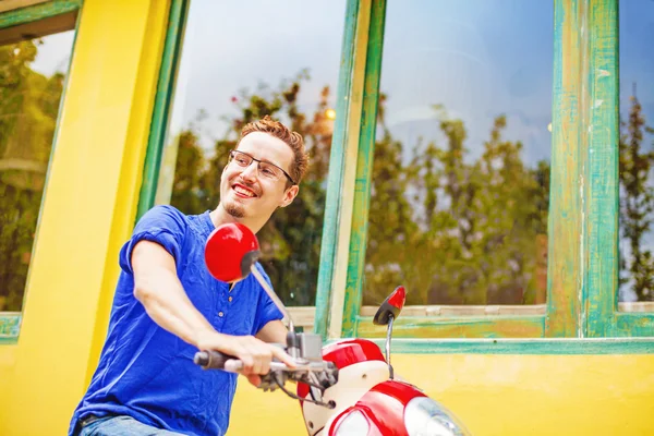 Man kör på motorcykel i bali — Stockfoto