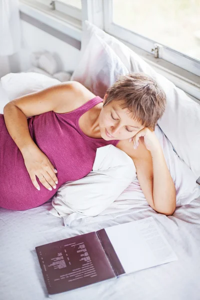 Pregnant woman reading a book — Stock Photo, Image