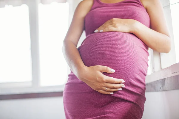 Vrouw met zwangere buik — Stockfoto