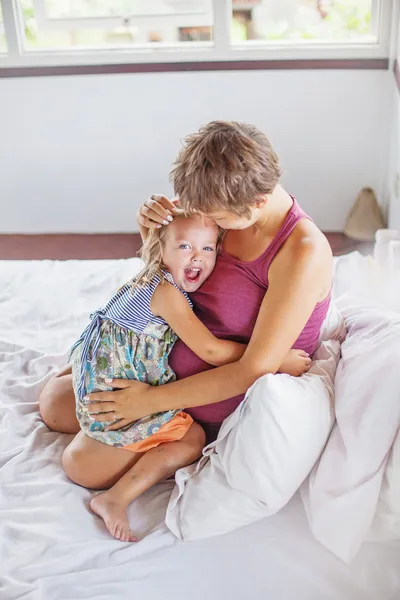 Moeder knuffelen dochter — Stockfoto