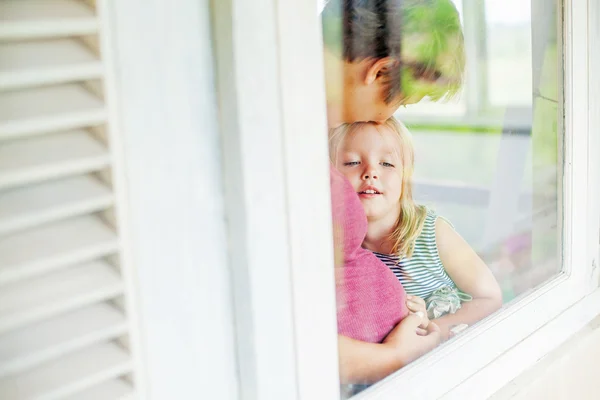 Mor och dotter av fönstret — Stockfoto