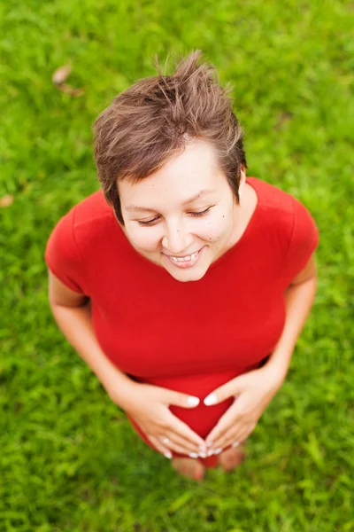 Беременная мама ждет ребенка — стоковое фото