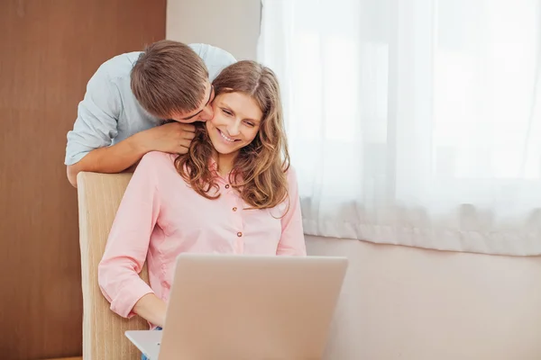 Pasangan Menggunakan Laptop di Rumah — Stok Foto