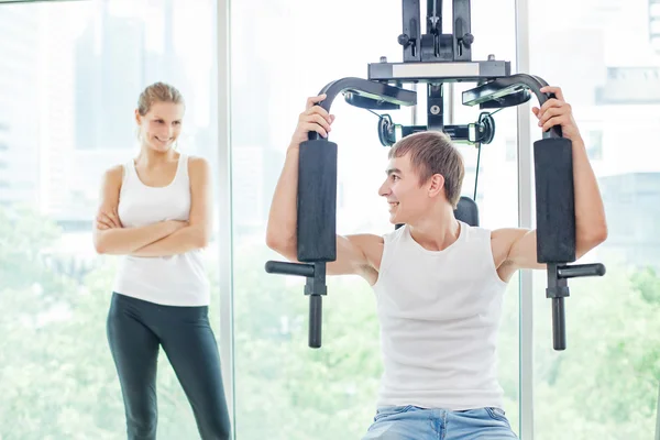 Paar im Fitnessstudio. — Stockfoto