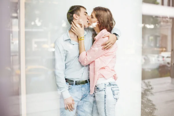 Couple kissing secretly — Stock Photo, Image