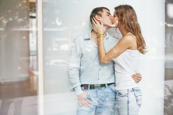 Couple kissing secretly — Stock Photo, Image