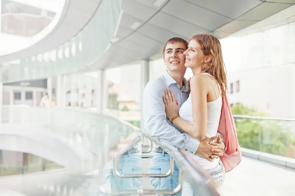 Couple on a modern bridge — Stock Photo, Image