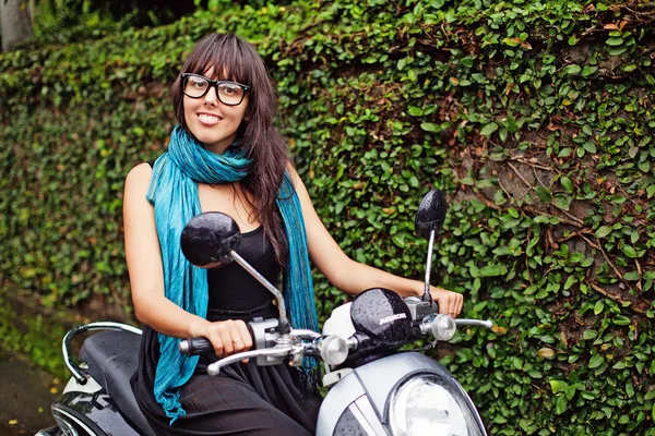 Mulher em moto — Fotografia de Stock