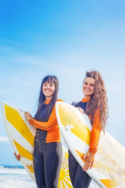 Surfer meisjes met planken — Stok fotoğraf