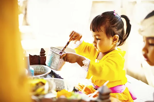 Bambino balinese in costume tradizionale — Foto Stock